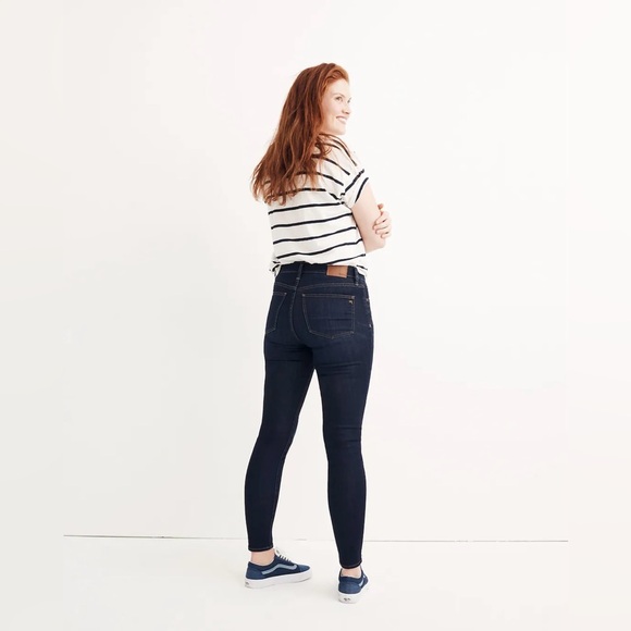 Madewell Petite 9" Mid-Rise Skinny Jeans in Larkspur Wash - Picture 3 of 10